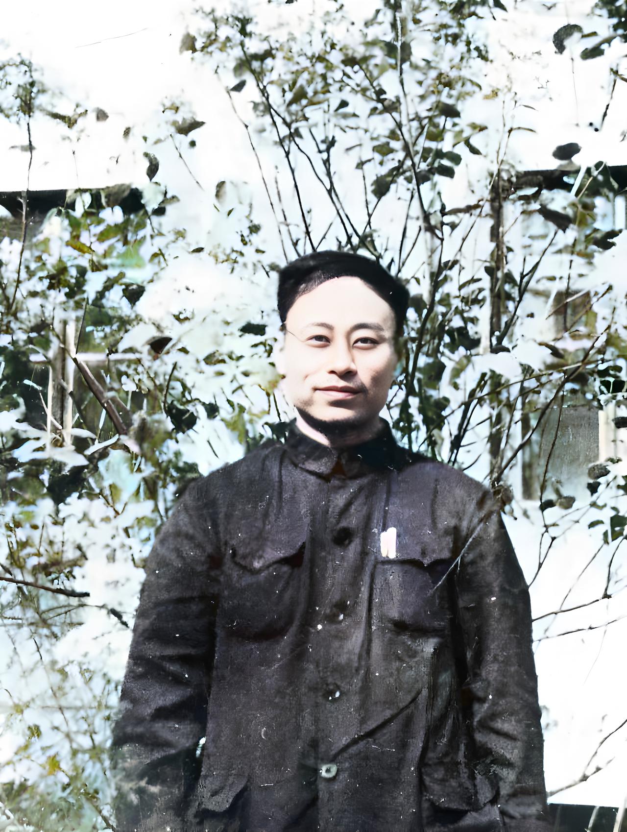 于辛小时候，总在深夜半梦半醒时，感到脸上有胡茬轻轻扎过的触感，那是父亲于敏回家的