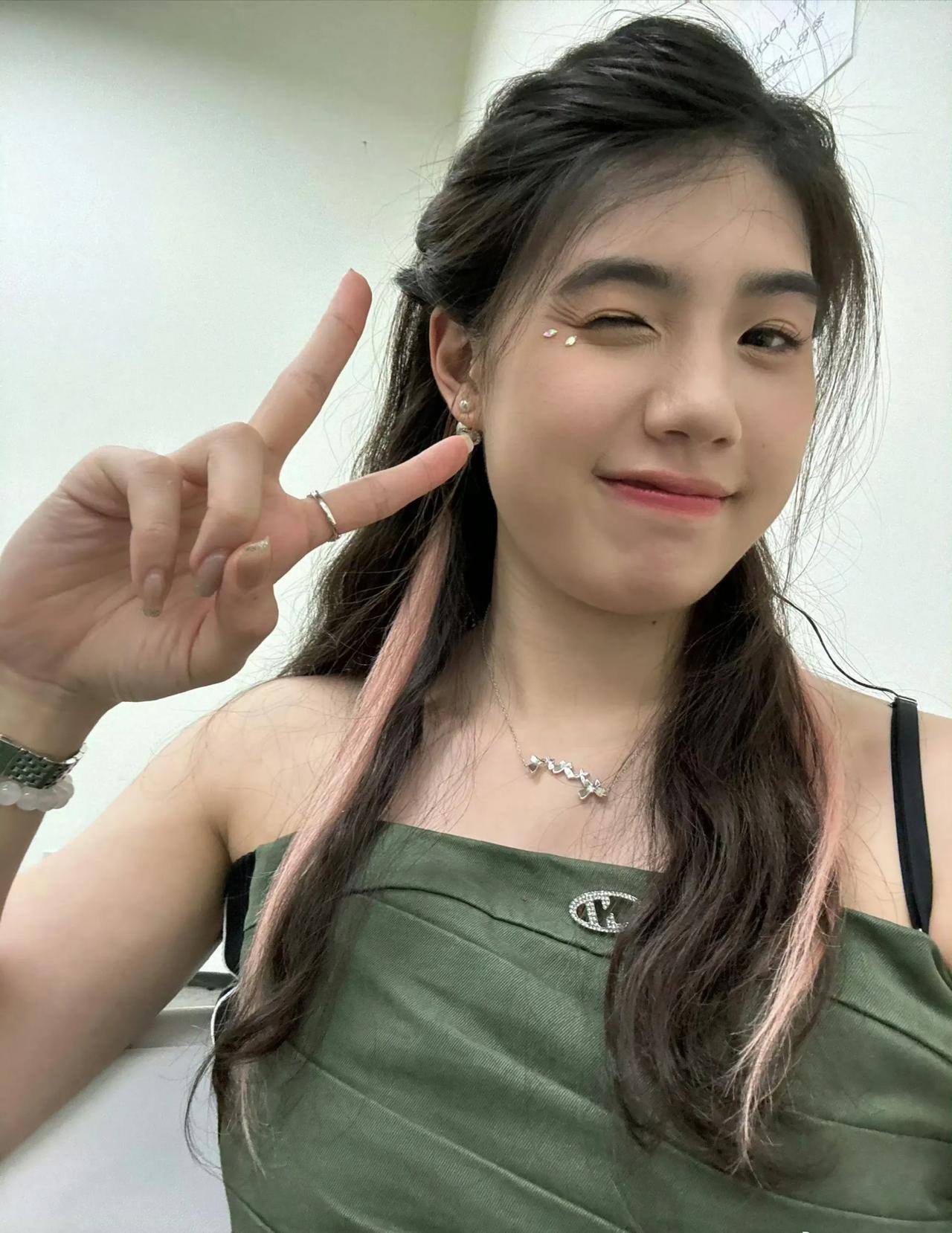 说她是游泳队最可爱，最古精灵怪的小姐姐应该没问题吧？看看她的大多数自拍，都充满了