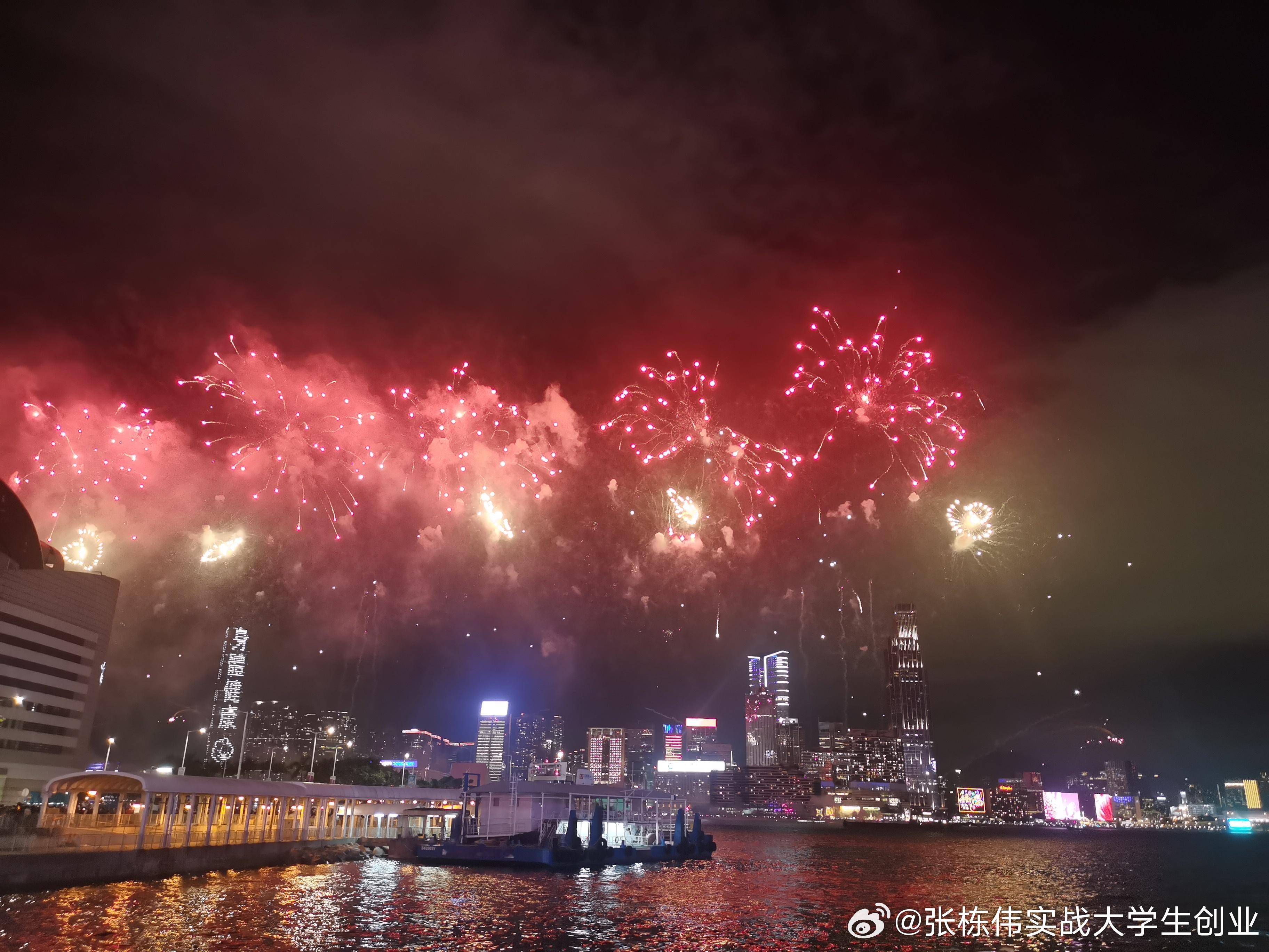 维多利亚港烟花  维多利亚港烟花秀，相比大陆的表演逊色很多——至少没有无人机表演