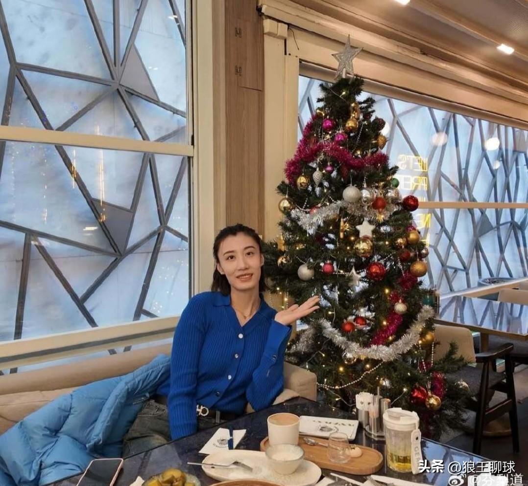 同为曾经的国家队副攻，王媛媛庆祝圣诞节快乐的图片多达9张，非常丰富多彩，包括自己