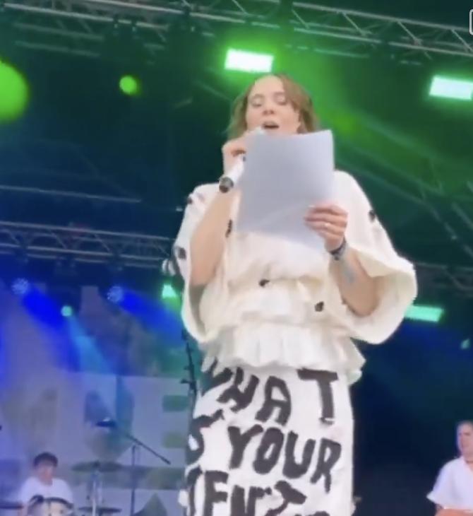 英国艺术家兼演员凯特·纳什在演唱会上登台谈论加沙，公然违抗英国警方。