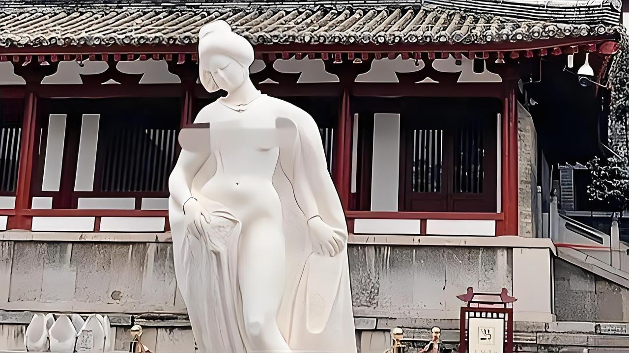 近日，西安华清池景区就“贵妃出浴”半裸雕像被指“不雅观”一事作出回应。景区表示，
