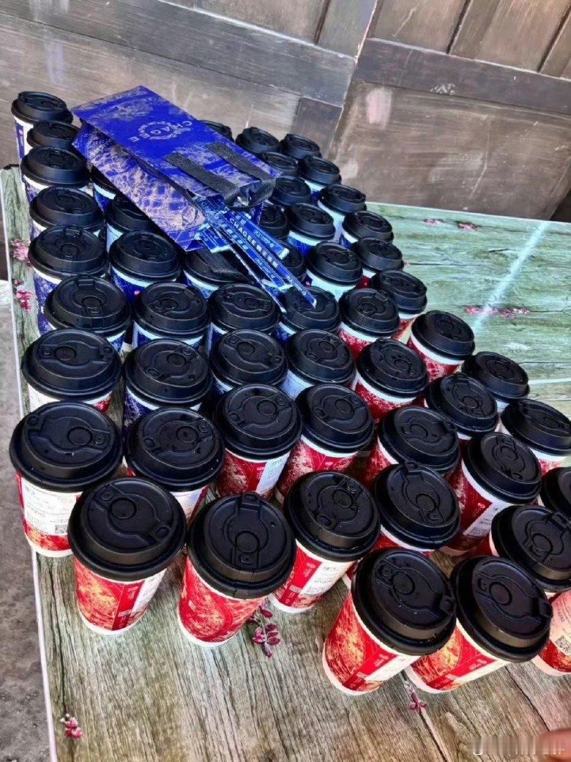 丞磊请莫离剧组喝奶茶这个大方的丞磊又来啦，请《莫离》全剧组喝奶茶，太大气啦，期待