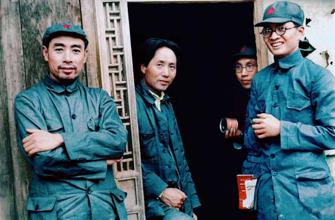 1937年，陕北。杨家坪的窑洞门口，伟人斜倚在门框上，双臂环抱的是周恩来，手拿书