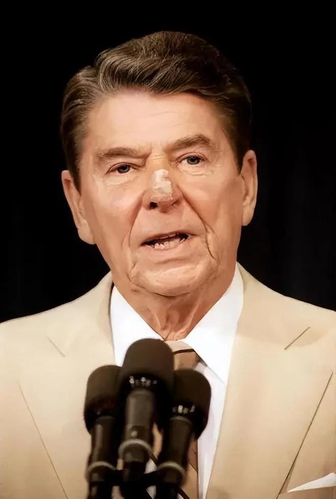 美国前总统里根，讲过一个笑话，卡斯特罗在一个大型集会上演讲，结果听见下面有个小贩