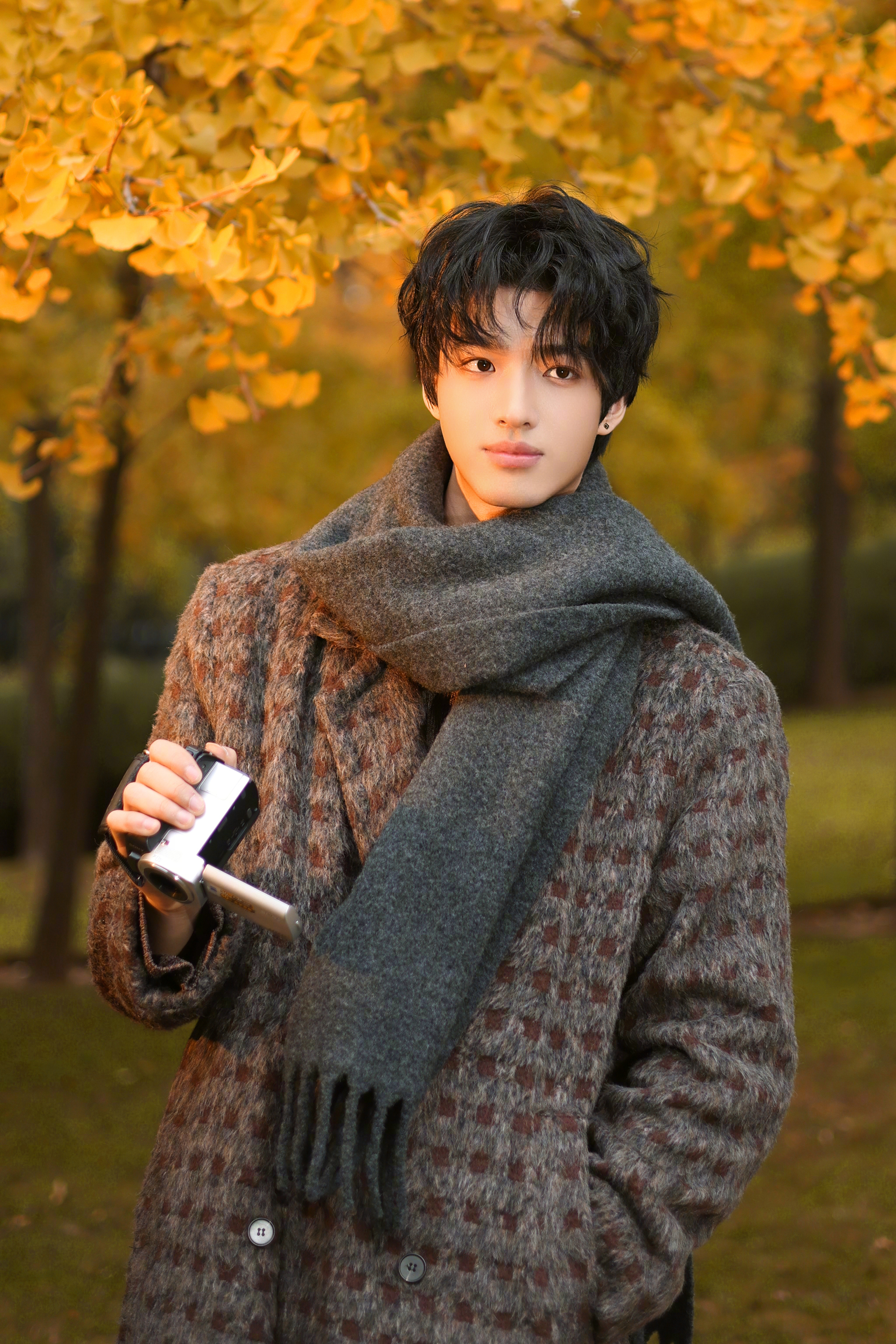 王鼎1027生日快乐    镜头定格，留存你在镜头前扎根成长的印记。看你坚韧，祝