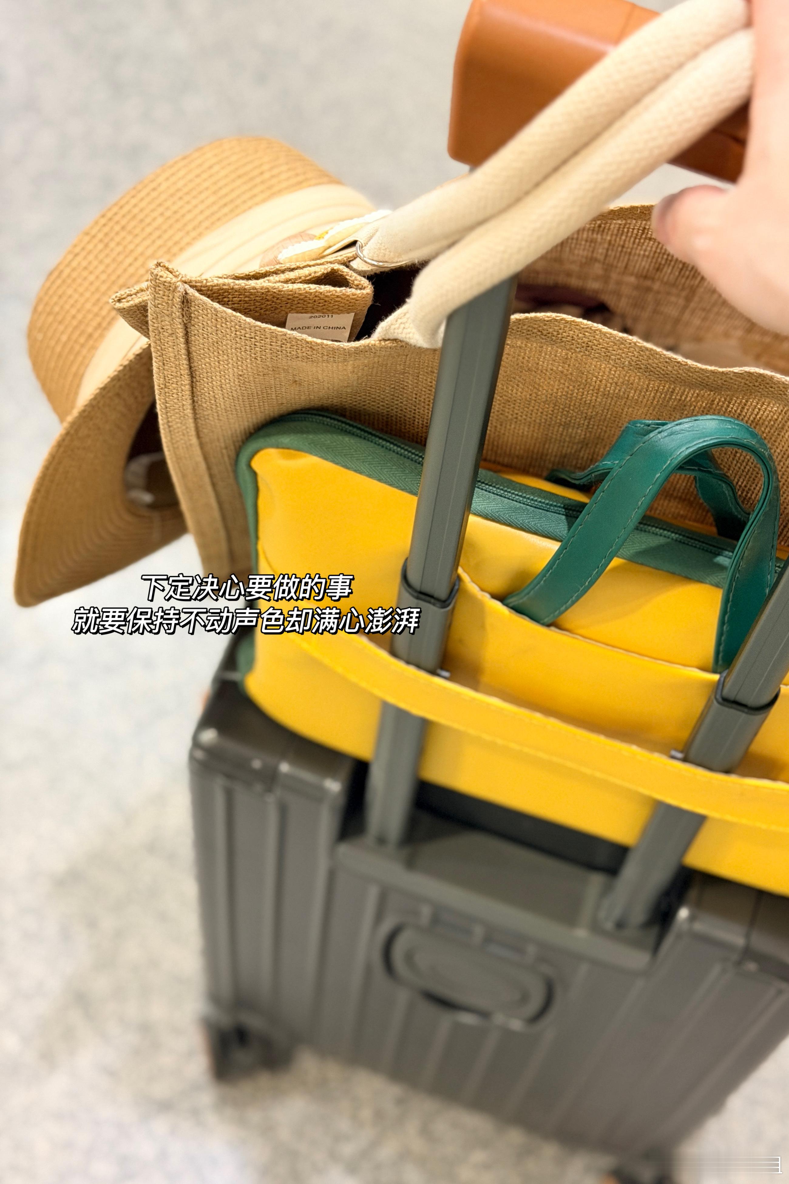小小的登机箱竟然装下了未来10天行程的行李果然还是夏天更方便~ 