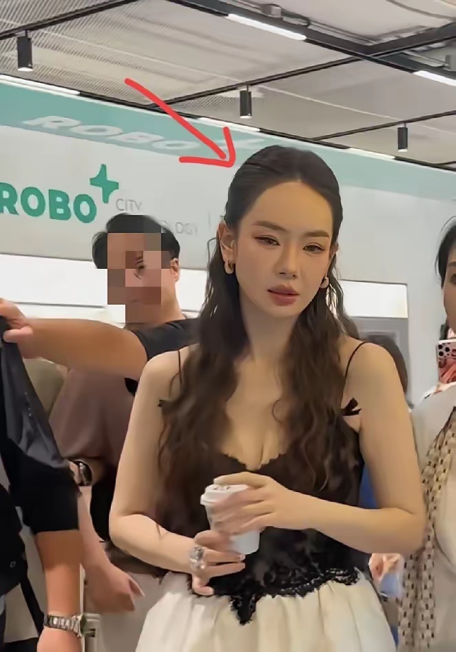 这么多漂亮的女明星里我最不理解的就是戚薇了她现在都41岁了，孩子也生了两个了，她