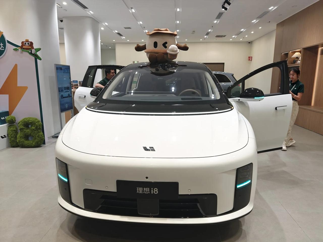 理想i8展车已经到店了，实际感受了一下，特别喜欢第三排，靠背是真长[赞][赞]