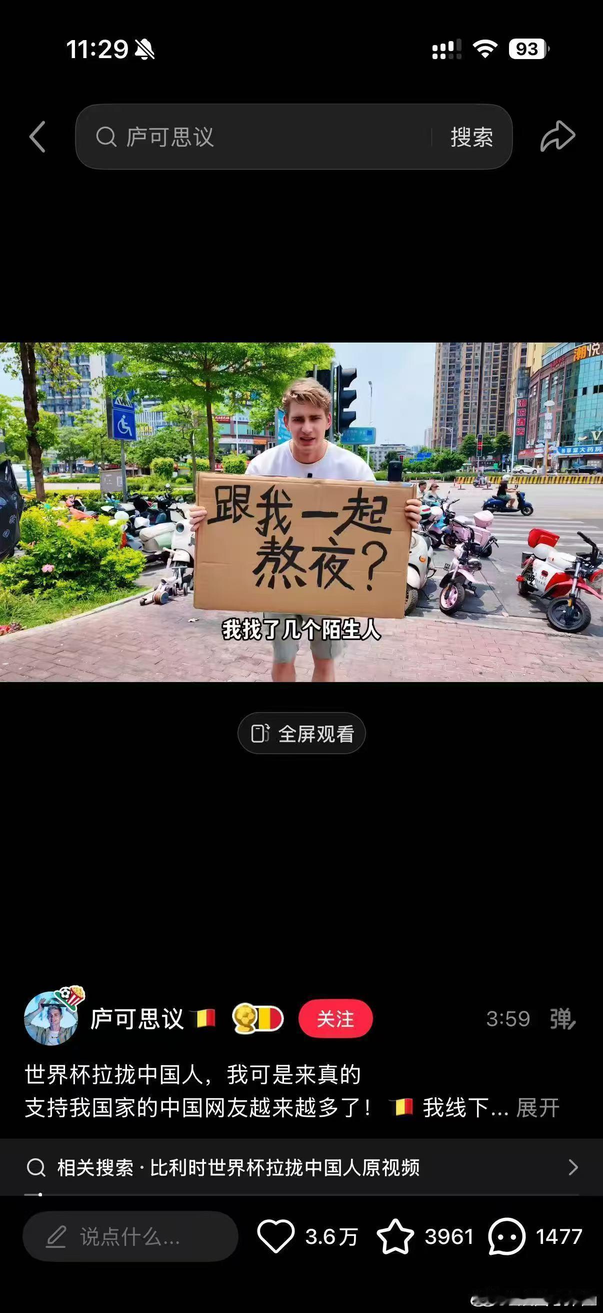 没有什么能阻止中国人凑热闹路边艺人开唱、手工匠人展示手艺，瞬间围满看热闹的群众，