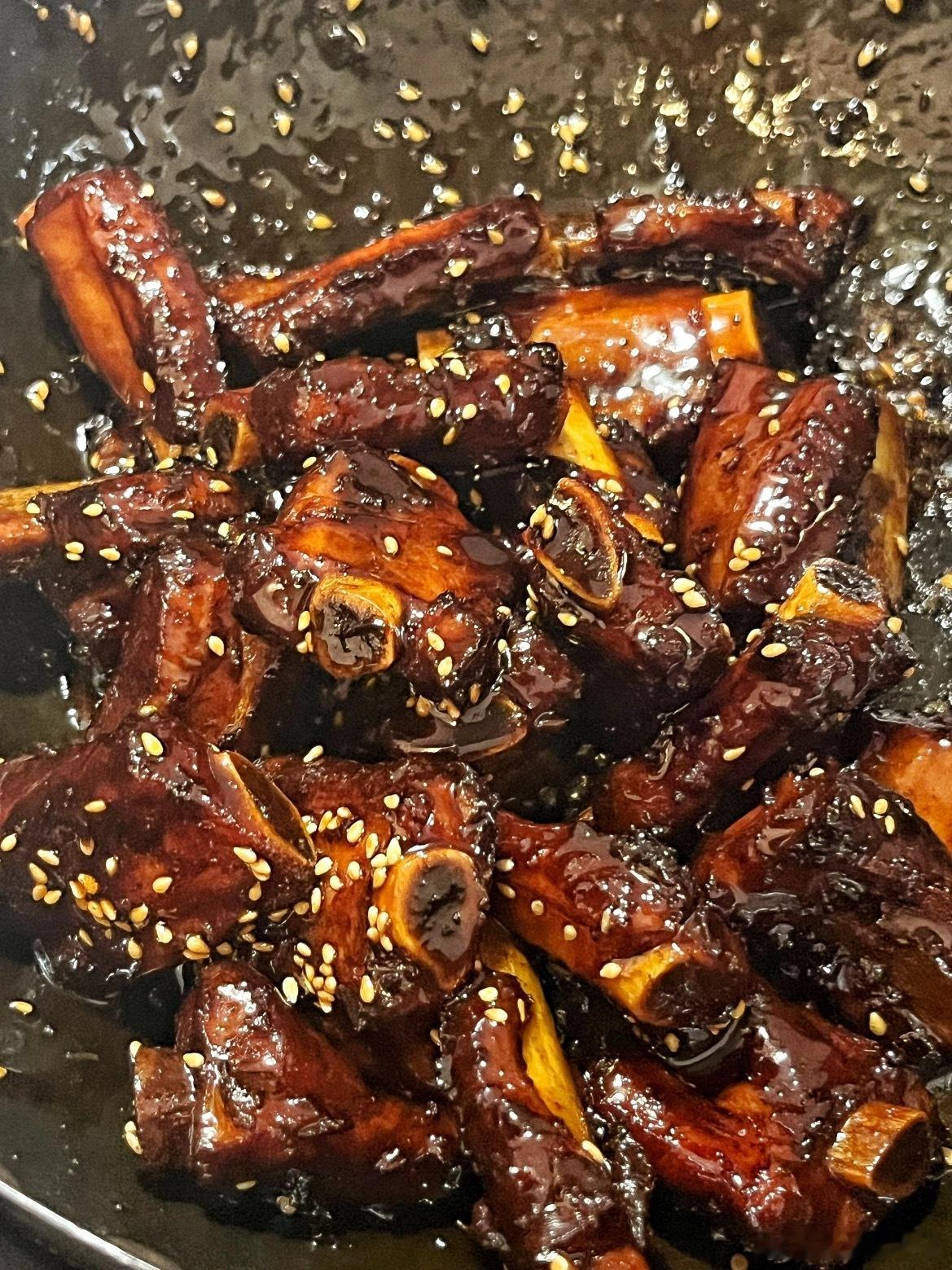 暮醺梅酒醉排骨梅酒的酸度软化肉质，天然果糖替代冰糖～搭配冰镇莴笋丝，油腻感瞬间清