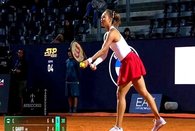 WTA1000罗马站半决赛，郑钦文又双叒叕倒在高芙拍下！这剧情，简直比连续剧还刺