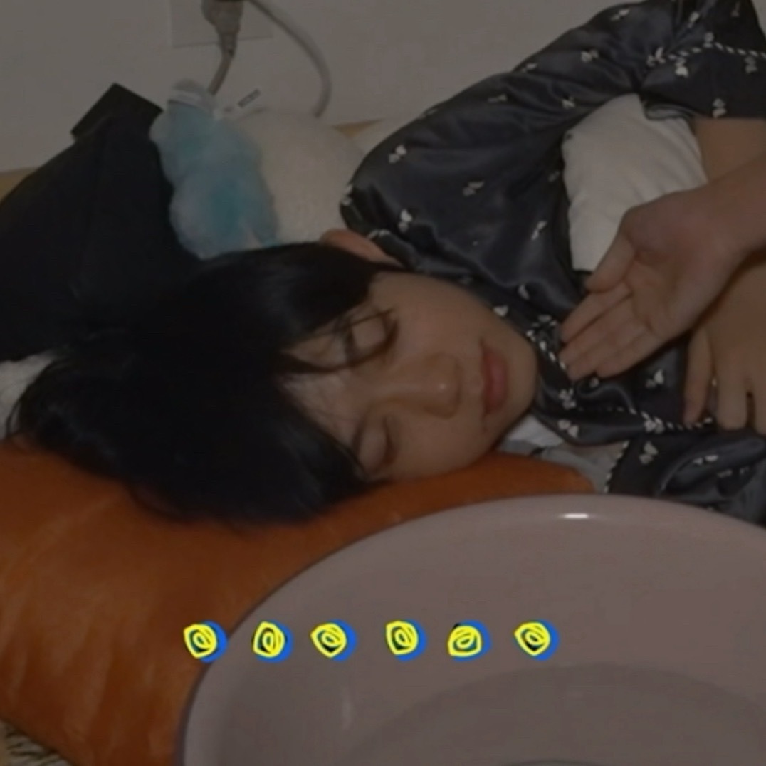 小哼哼的婴儿皮肤婴儿脸嘴巴和鼻子看起来都肉肉的一只手挂挂如果托着下巴会感觉捏住了