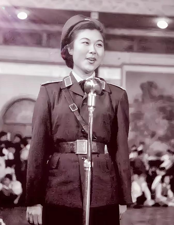 1959年，总政文工团报幕员周如雁留下的经典影像。她是北大校长、物理学泰斗周培源
