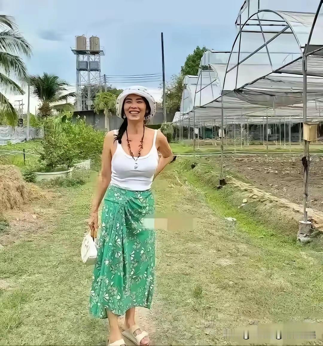 韦唯在泰国过的不错。小时就听她的《亚洲雄风》了，高吭而美。现在都60多了吧，嫁个
