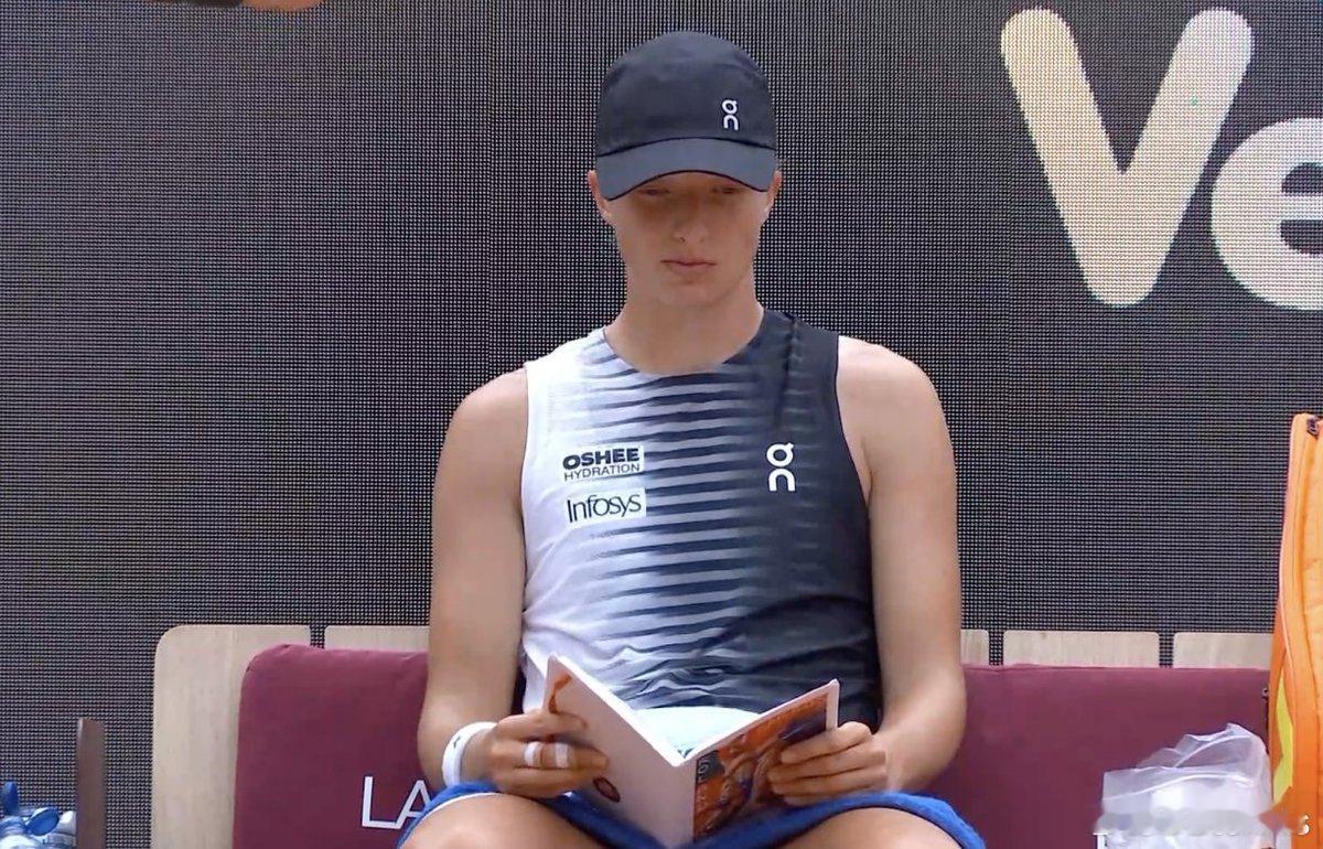 斯瓦泰克也看小本本，写的什么呢？wta