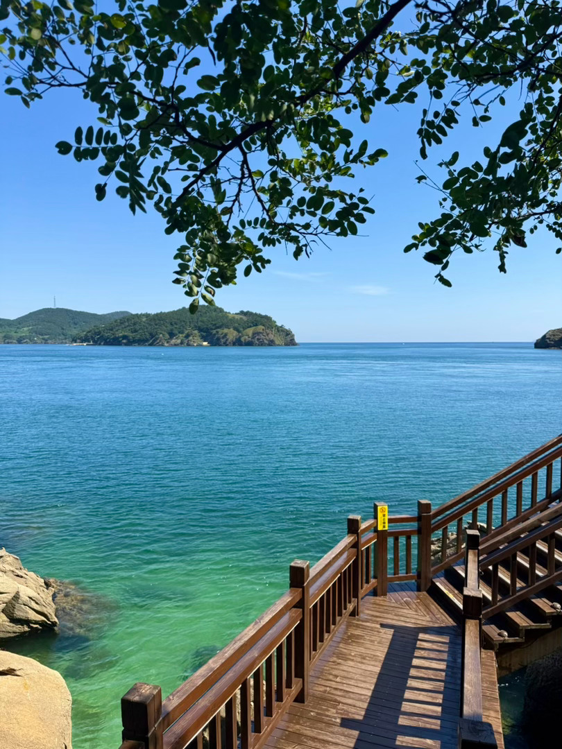 -[照相机]小岛周边海水清澈见底、蓝得通透[微风]  ​​​