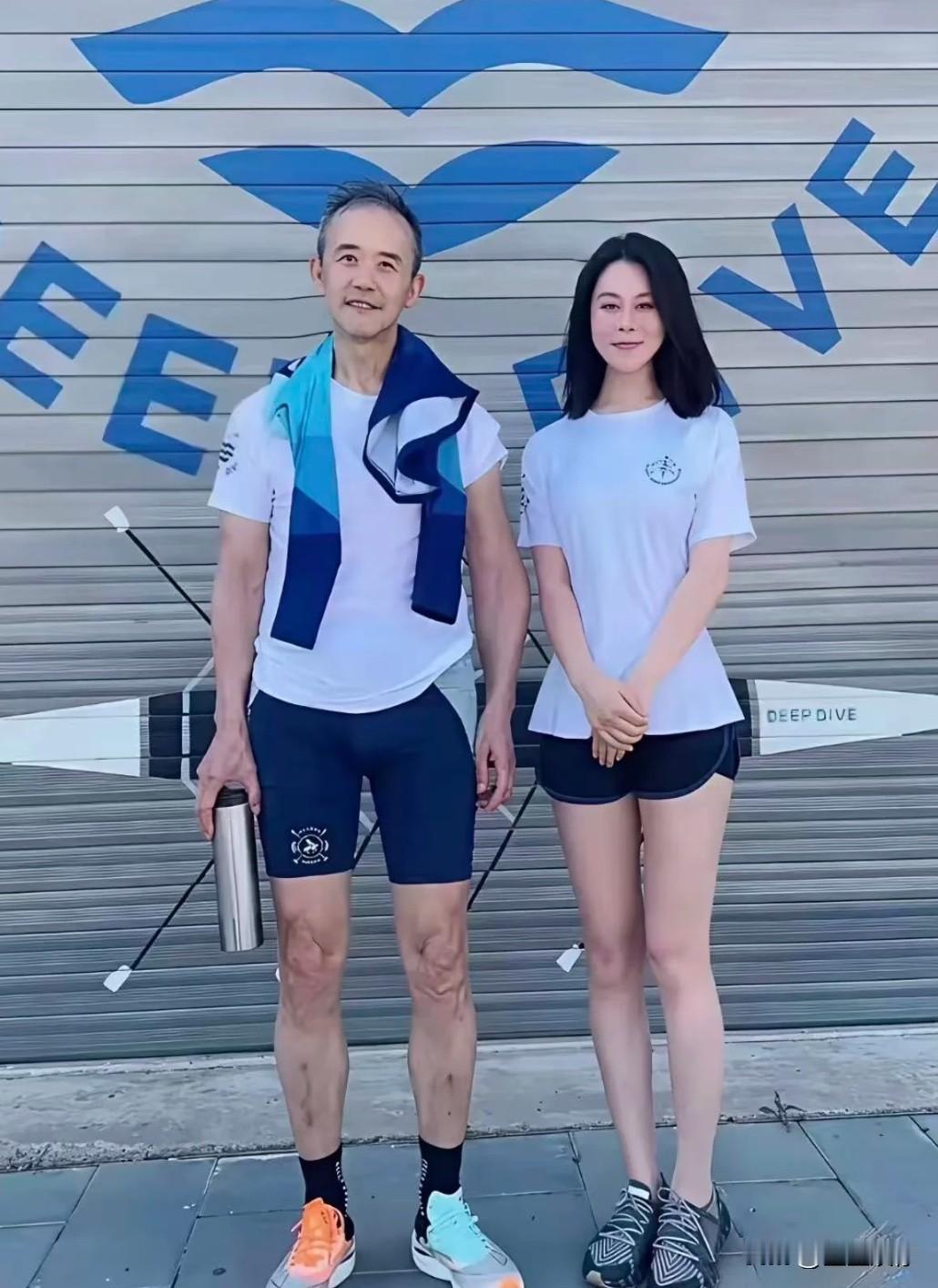 王石爱运动，身体很不错是事实，但很用力地扮演宝刀未老的角色让人觉得可笑。更优雅地