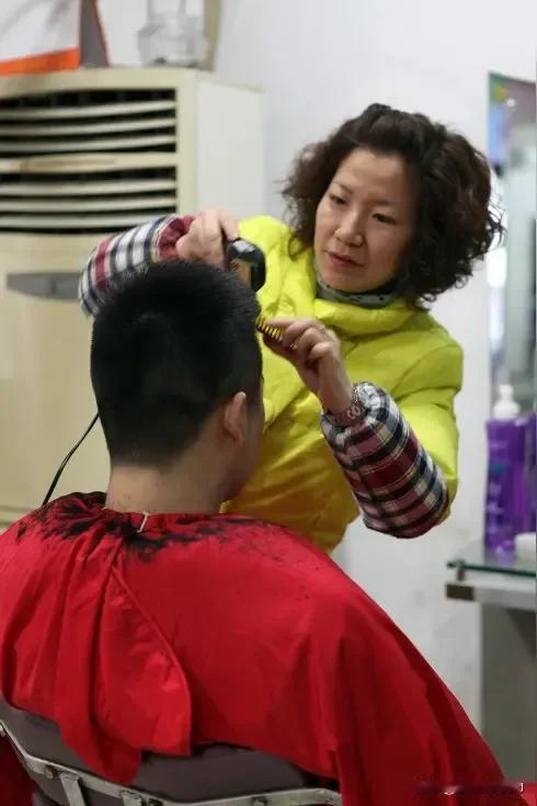 理发师
赵权力
在你的世界总是充满阳光
把惬意注入心房
难寻半分瑕疵
一道风景似