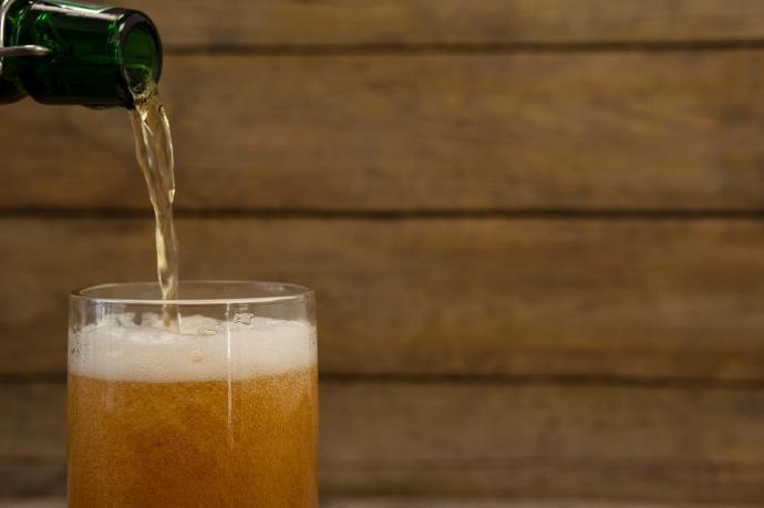 #男子酒后打人被朋友阻拦摔倒死亡#【男子酒后乘车辱骂击打出租车司机，被友人阻拦摔