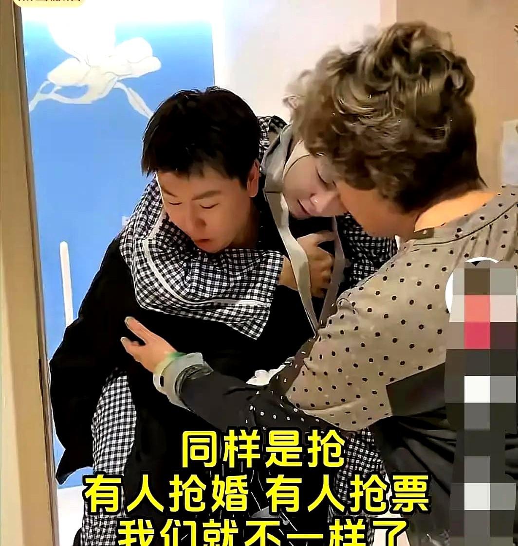 那个被大家当弟弟看的凯凯，真的走了。

唐老板眼眶通红地发视频，说尊重他的选择。