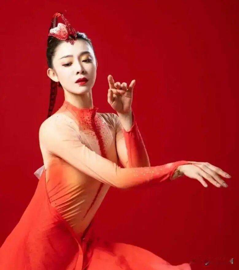 网上有句热评挺逗：
“华宵一本可以成为一代艺术家，
结果嫁了富豪，现在沾边的只有