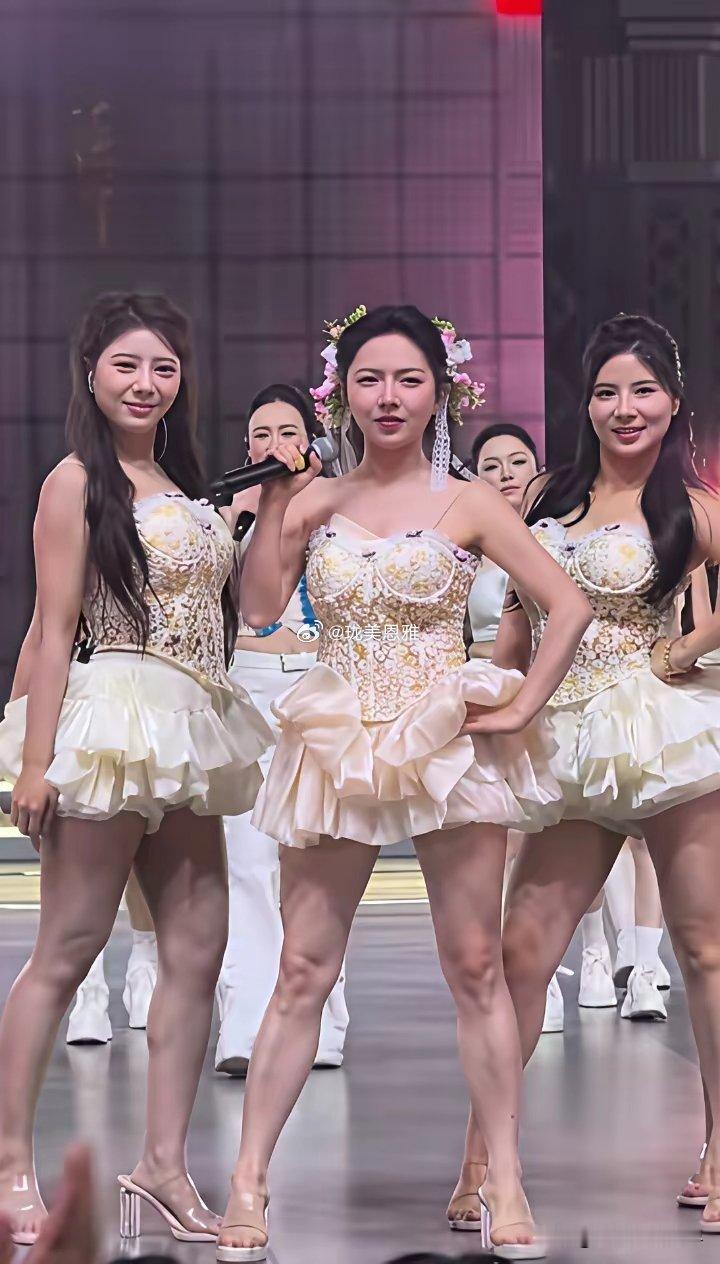什么叫“五头身”？这就是！又称五短身材，全靠后期“拉腿”上镜 