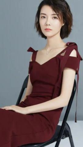 车晓，北京人，毕业于北京电影学院，母亲是演员王丽云 。气质清冷优雅，凭《非诚勿扰