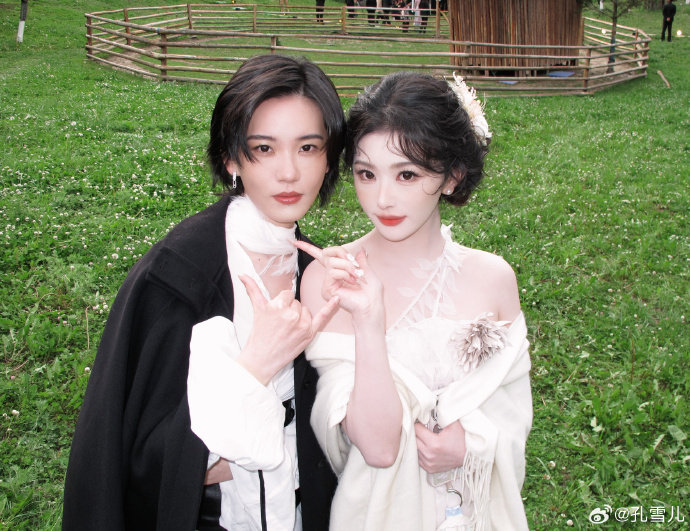 孔雪儿集齐一些合照孔雪儿vogue合照 孔雪儿vogue合照和朋友们玩得很开心的