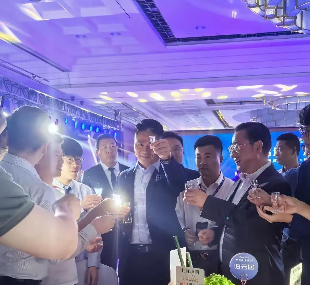 我总觉得刘强东身上有个特准的“玄学”——跟他喝过酒的，没一个不被他的豪爽和真诚打