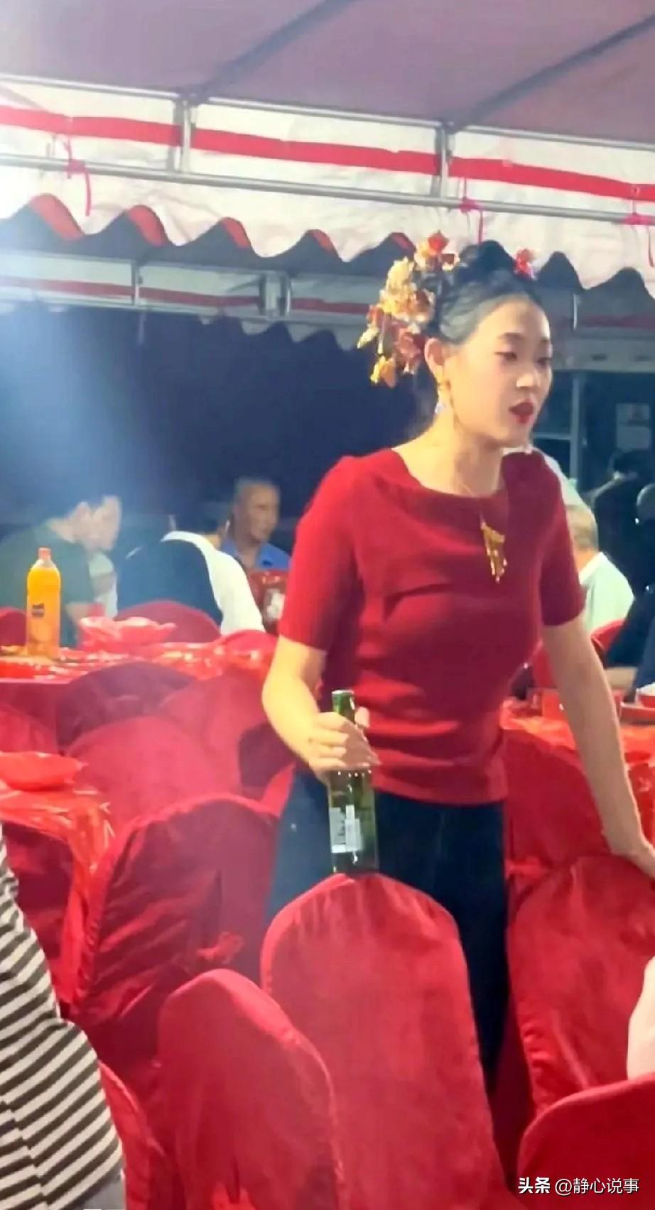 婚礼刚到敬酒环节，新娘忽然扯开厚重婚纱，里面是条利落的红连衣裙，站在台上时，满场