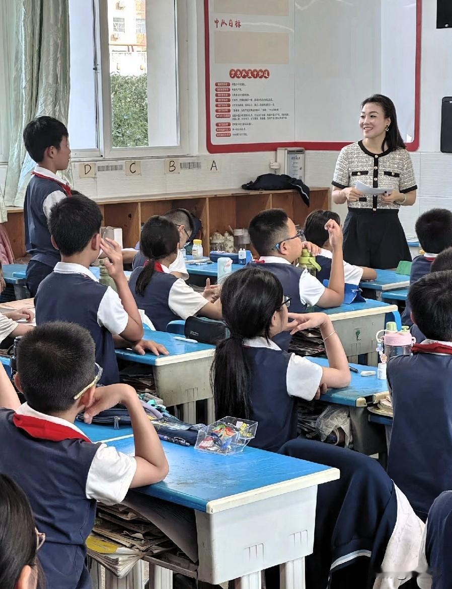 上学那会真的全是趣事😂

上课偷吃辣条，同桌帮我望风，结果老师一来他慌得把辣条