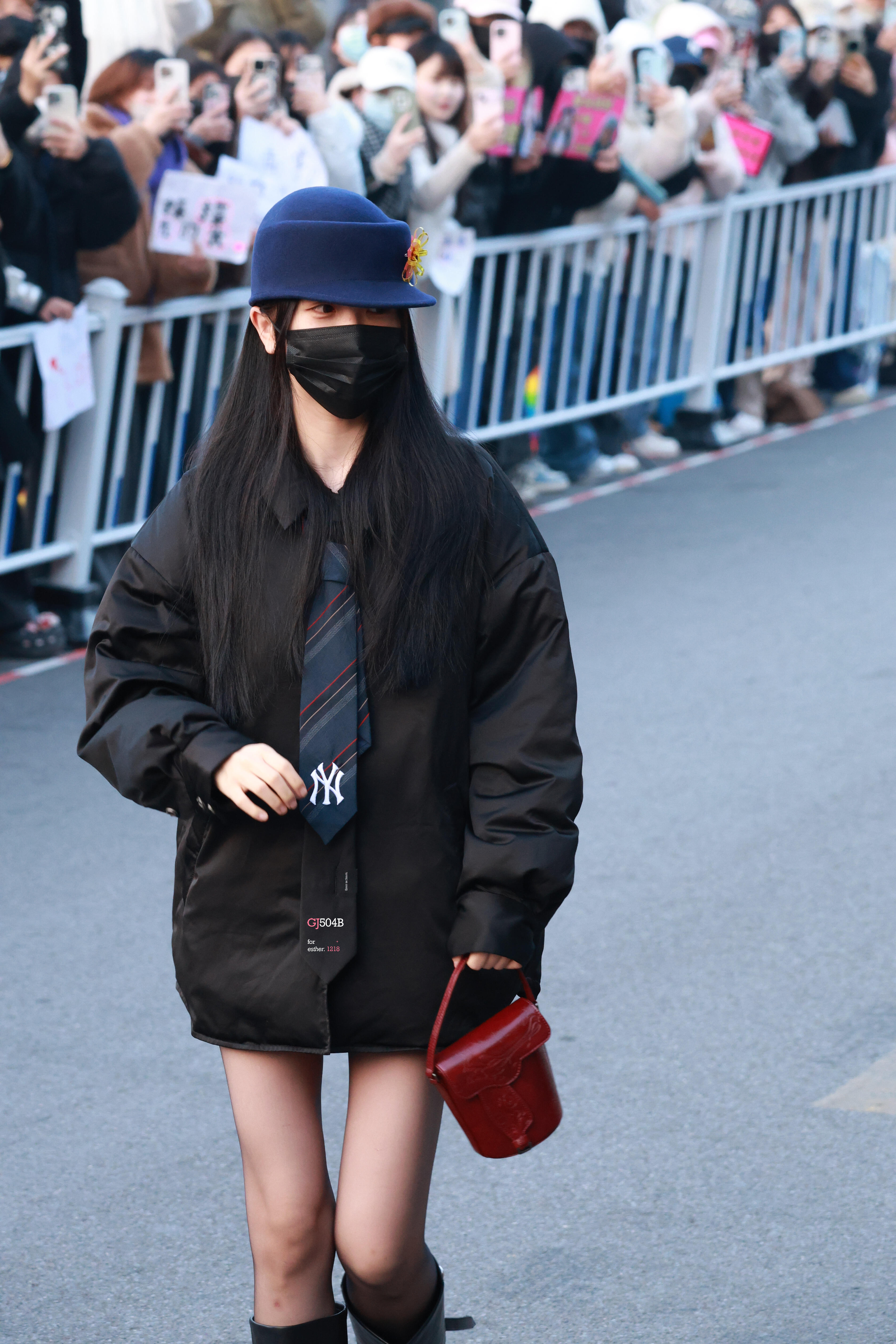 虞书欣《云初令》上班路透 清冷学姐风 又酷又萌 