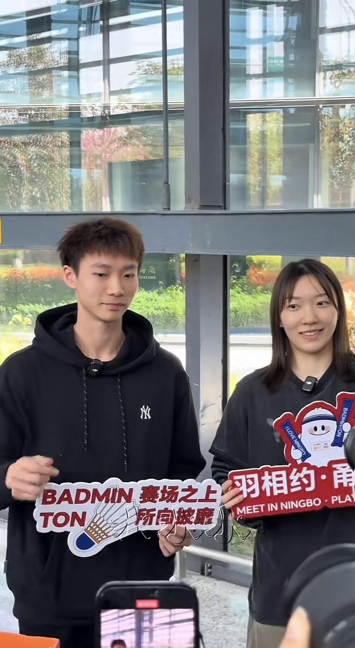 世界第二丫邦组合到达宁波，准备征战亚锦赛。
亚锦赛之后两人就要拆对分开了，泰国公