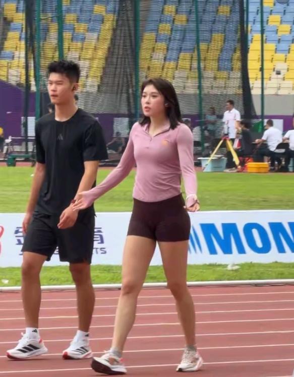 田径女将吴艳妮又得冠军了，看来吴艳妮的实力的确不是吹出来的，她的标牌动作也不是假