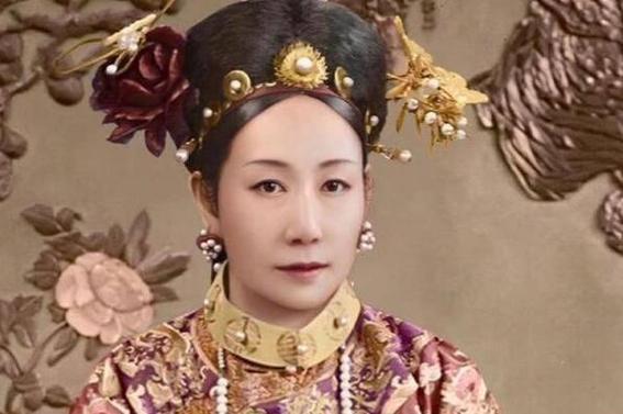 慈禧太后下密诏让左宗棠进京，在祸福难料下，左宗棠毅然前往，这时侵占新疆的阿古柏派