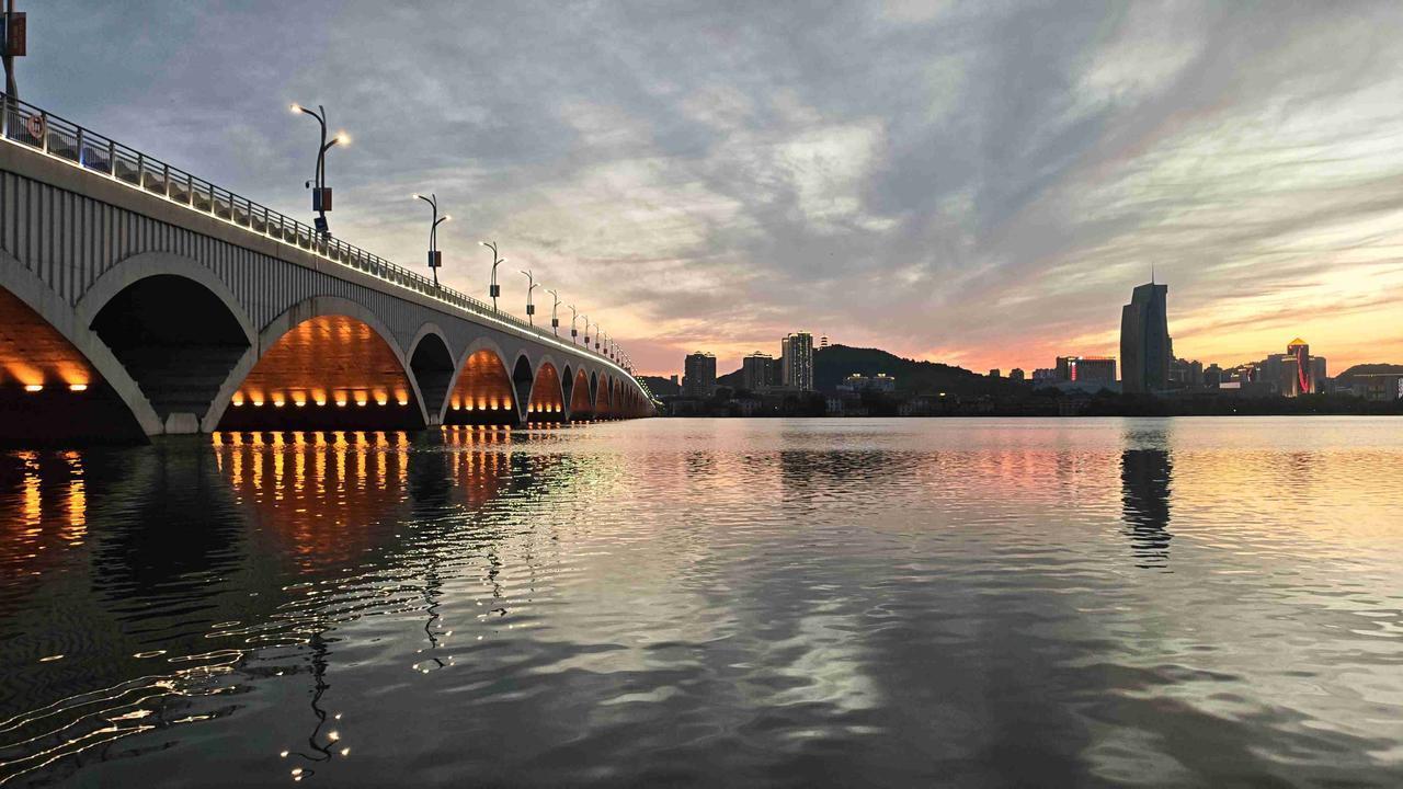 我的今日状态：😁轻松愉快
我这里的天气：☀️晴天，夜景美不胜收啊！