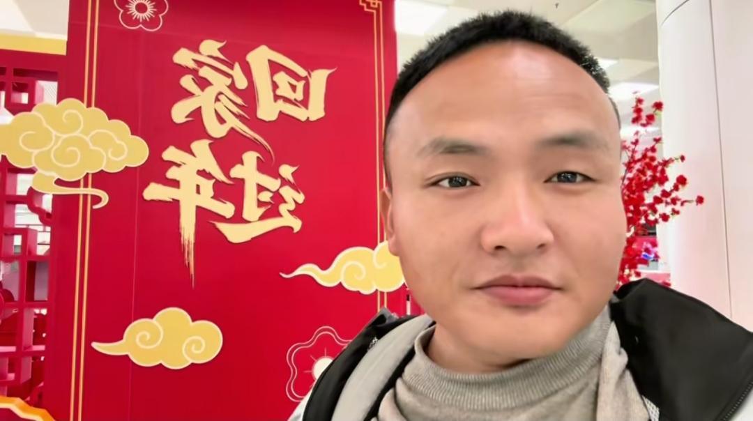 回来了，回来了，他回来了，
那个在老挝给媳妇盖了一栋大楼的，
网络主播小胖墩衣锦