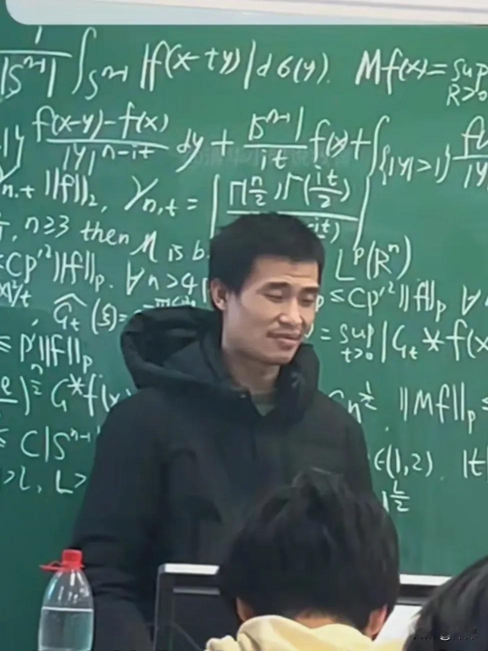 韦东奕真的对钱不感兴趣吗？不知道他有没有女朋友了？也不知道他的择偶标准怎么样。