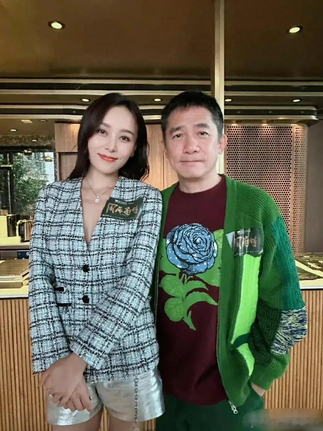 第二次看到梁朝伟穿线衣了。
上次看到的是图二。他穿线衣喜欢大红大绿的颜色，绝对穿