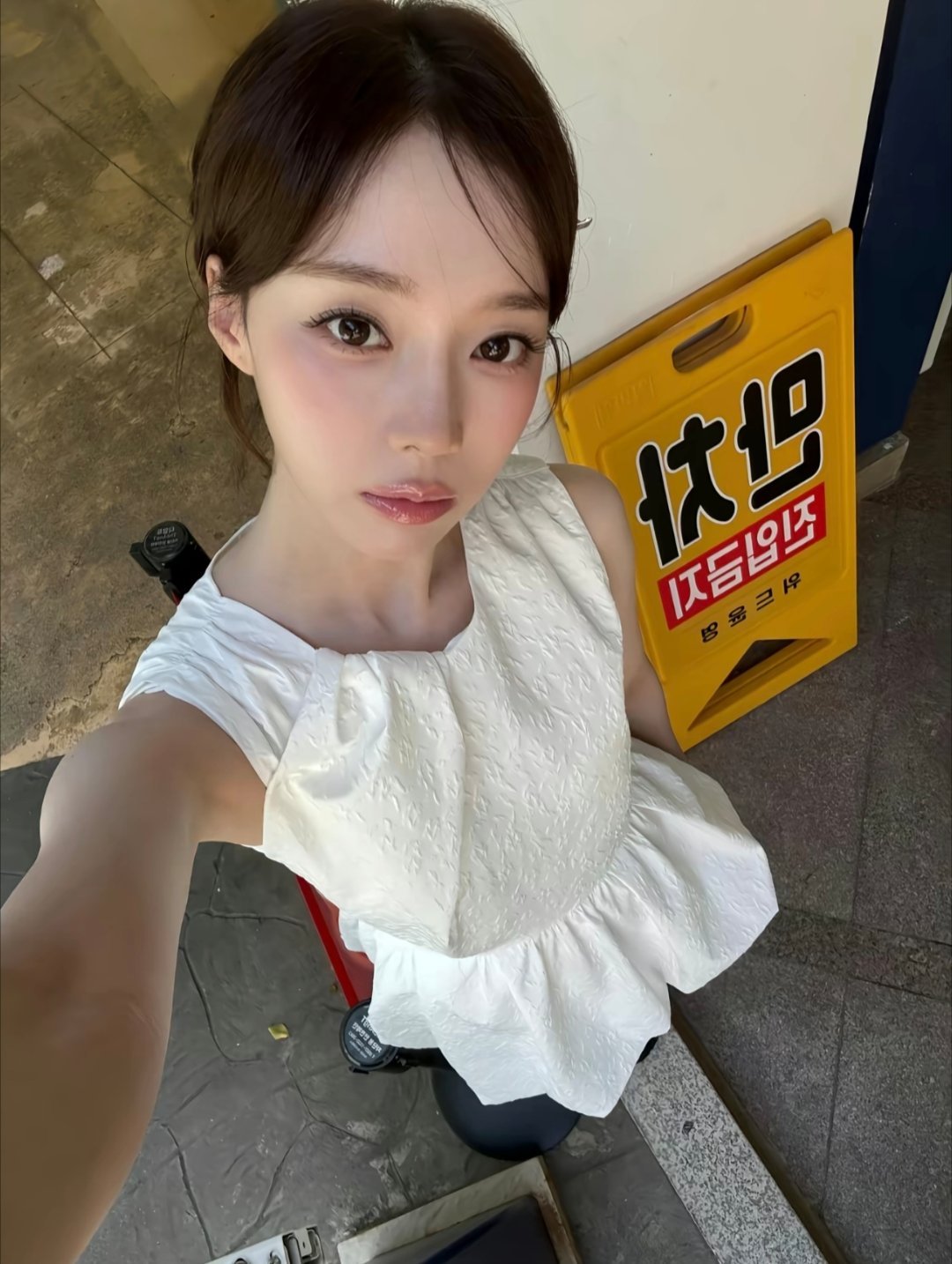 金玟庭视觉美神 我想跪下来求命运垂怜发现比膝盖先落地的是我的眼泪 