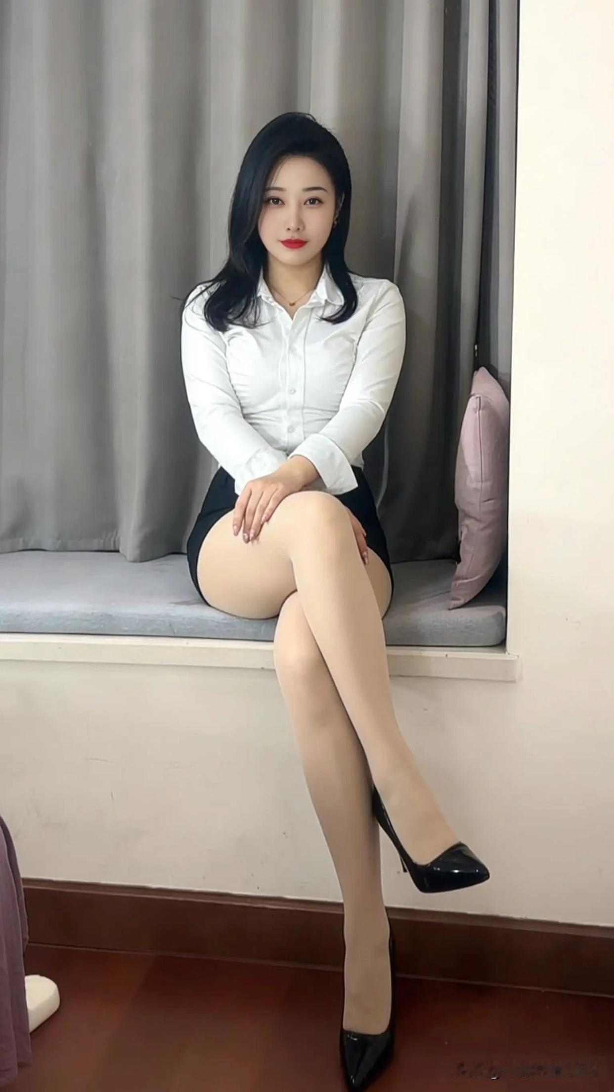 优雅白领风，黑白配穿搭，尽显职场魅力！
美女 美女人像群 高清美女 高雅气质美女