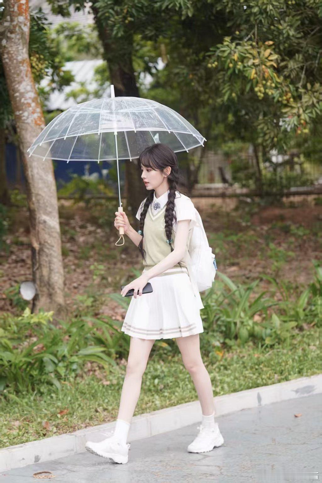 田曦薇被风刮跑了田曦薇追着伞在跑忙忙碌碌寻宝藏 大风都偏爱逗田曦薇，伞直接被吹飞