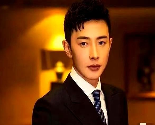 罗晋的嘴唇颜色为什么那么深？

真不是涂了深色口红耍帅，也没遗传心脏病——是家族