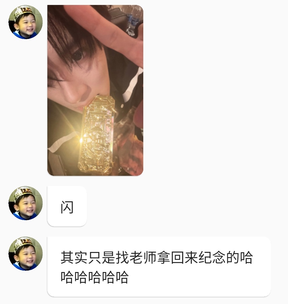 萌屎人不偿命 狗就是这样叼自己狗牌儿的