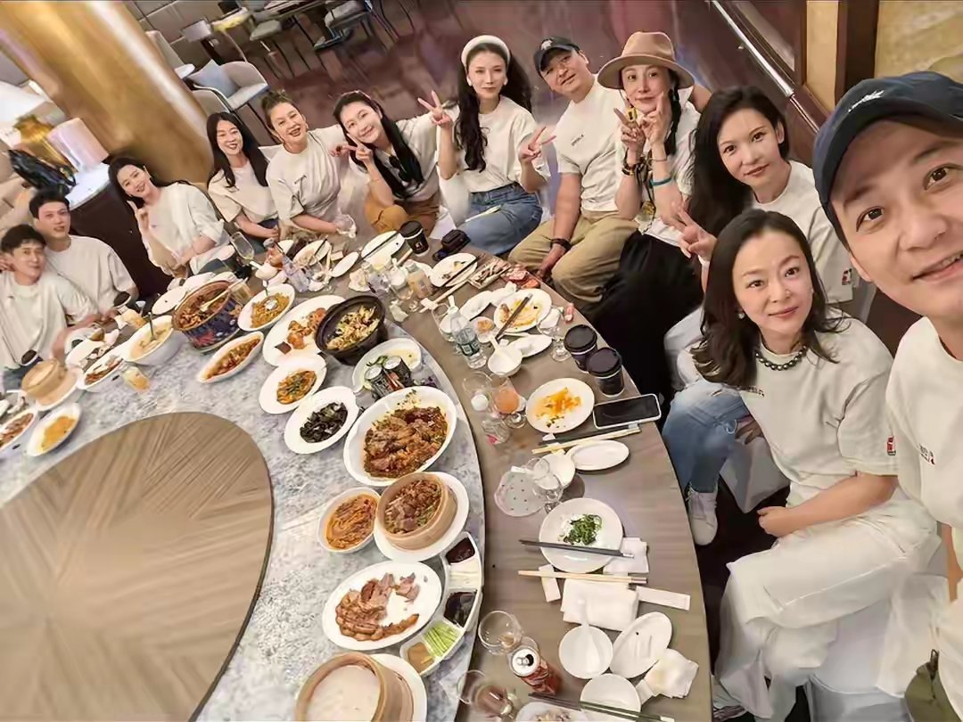 刘亦菲大学同学聚会，美的太突出了 