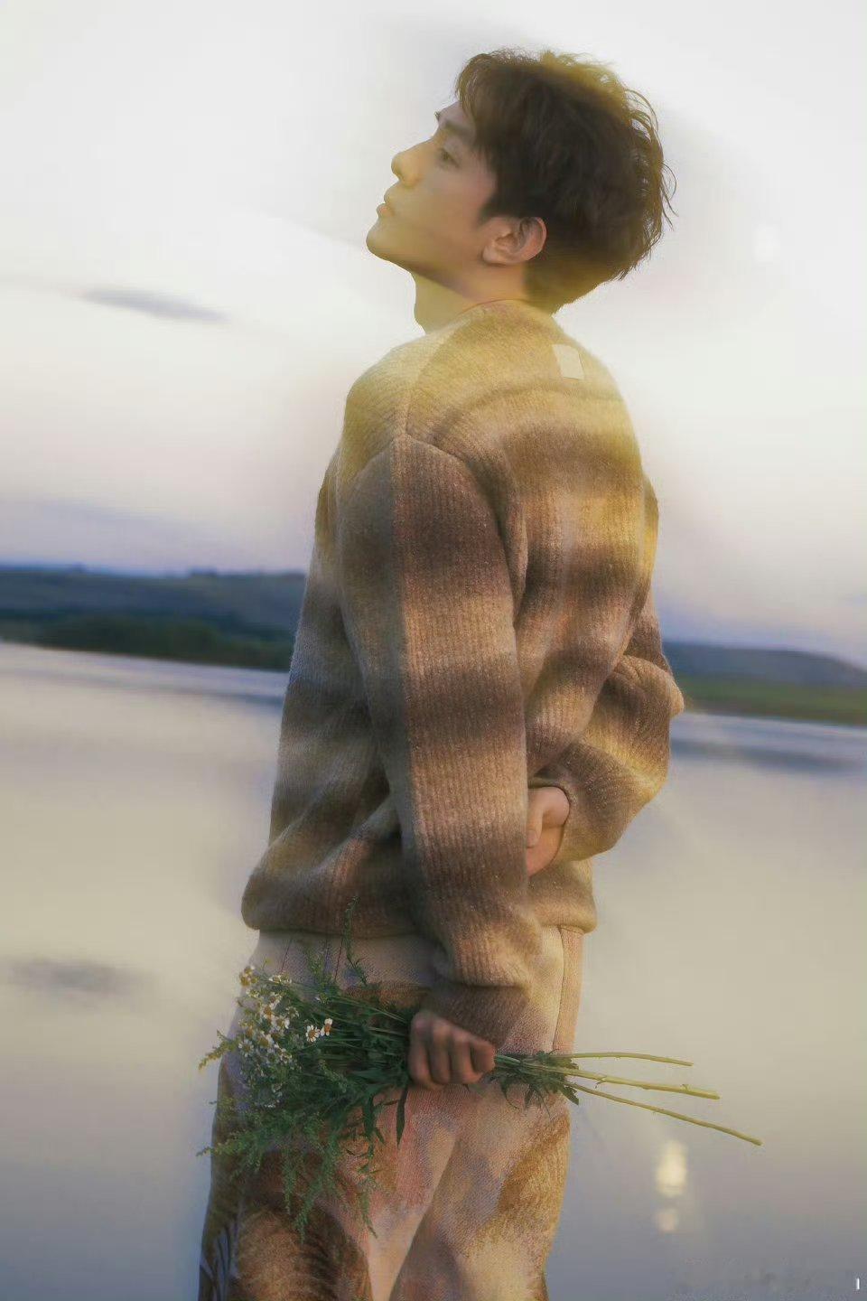 李佳琦说可能缺席两个季度直播 李佳琦说获奖感言说着说着眼睛红了开始哽咽，他说这十