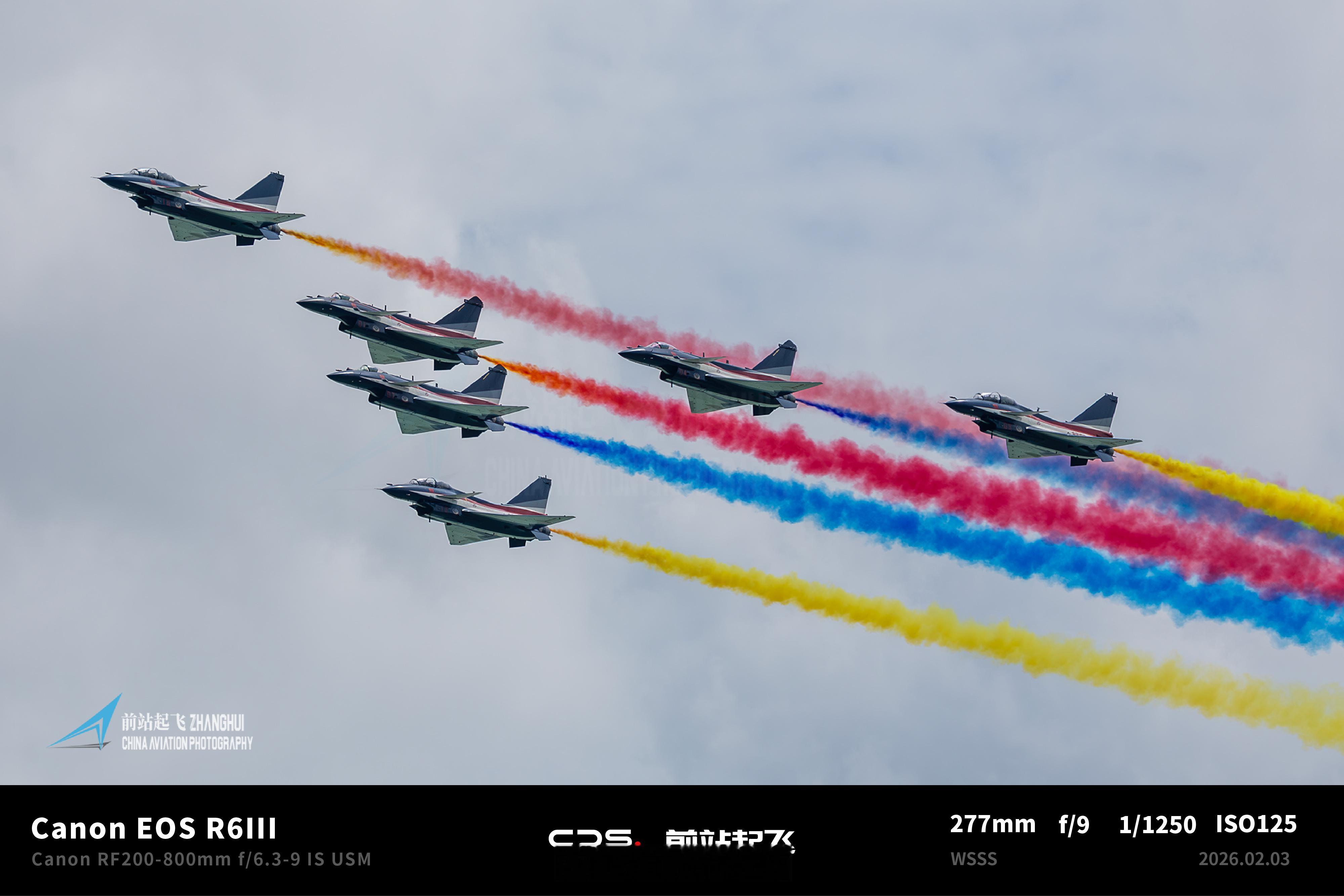 八一飞行表演队飞的太精彩了，现场的观众都想在今年的珠海航展上看见这支世界一流表演