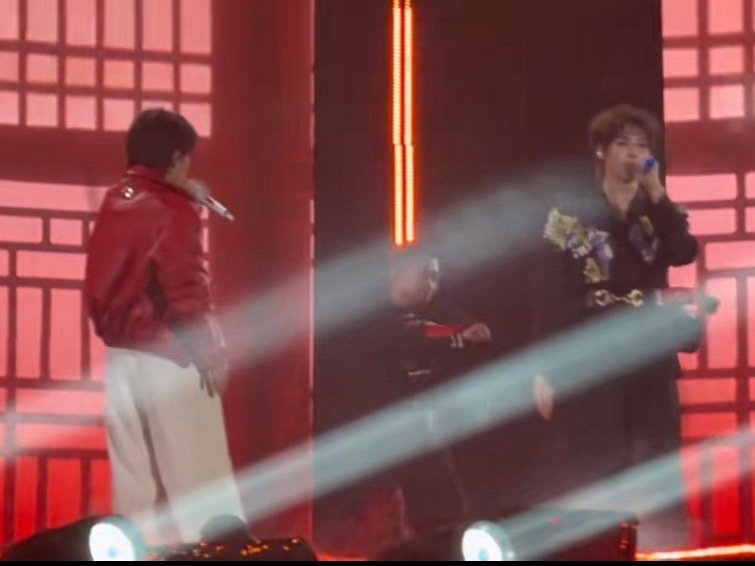 周震南颜安太稳了谁懂！周震南颜安《华夏》舞台稳到离谱，又唱又跳全程高能，体力拉满