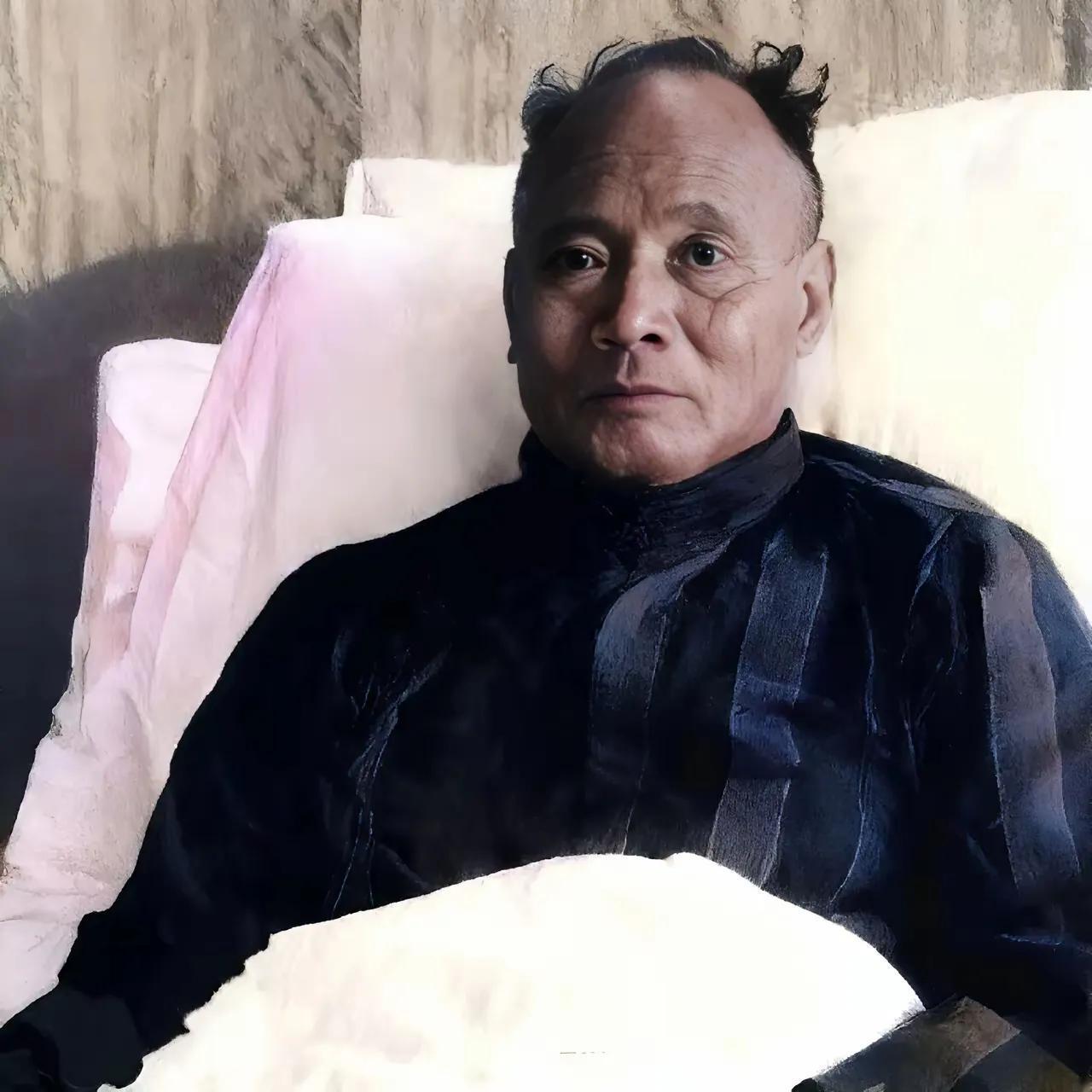 这是一位病重去世前老人，真是“孤苦伶仃”，真是可怜。
       他曾是一位国